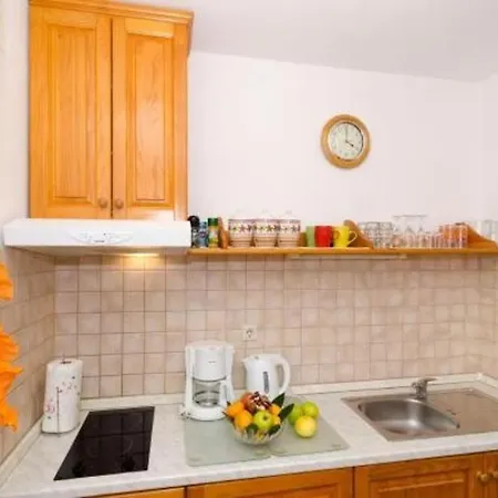 Mar - One-bedroom With Balcony *