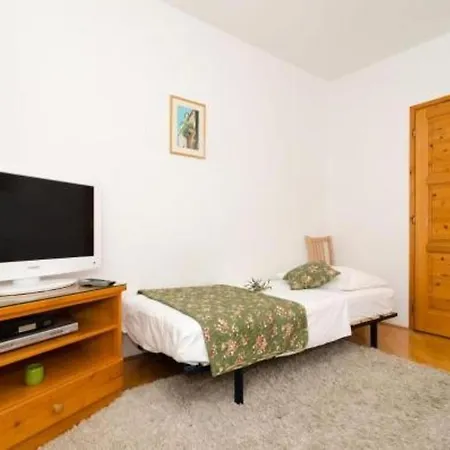 Mar - One-bedroom With Balcony *